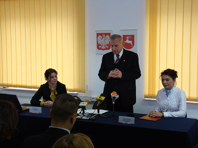 Dyrektor Siwiec, Wicemarszałek Olborski oraz wicedyrektor Byzdra podczas konferencji prasowej